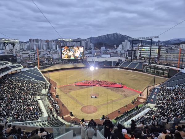 5일 공식 개장한 한화 이글스 홈구장 대전 한화생명볼파크에서 시민들이 개장 축하 연주를 관람하고 있다. 대전 박성국 기자