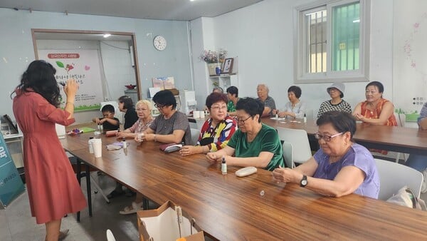 경주시가 외국인 대상으로 감염병 예방교육을 실시하고 있다./사진-경주시