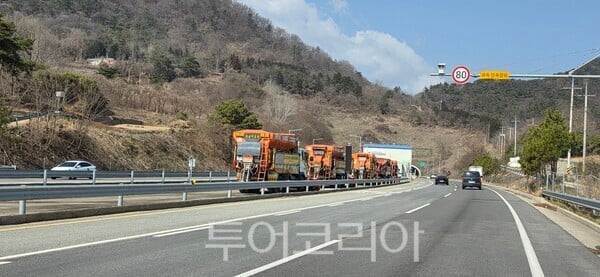 6일 촬영된 광주-영광 간 도로 위 염화칼슘 살포작업 차량. /사진-박성환 기자