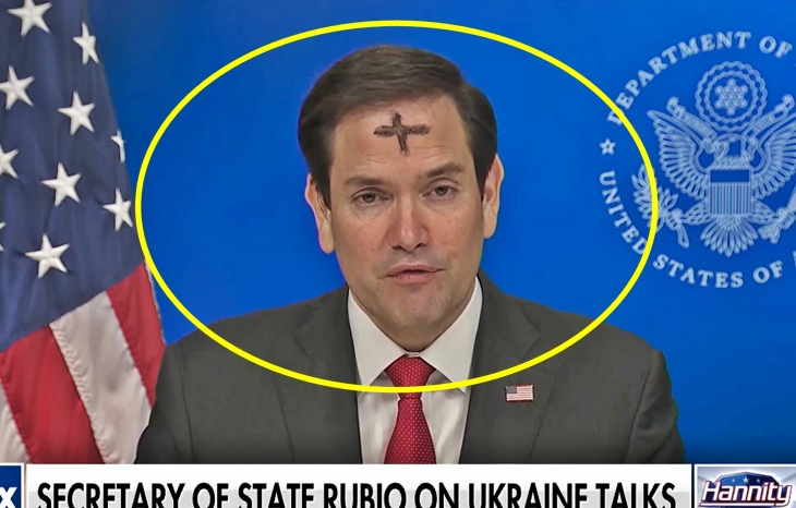 올해 사순절의 시작을 알리는 ‘재의 수요일’(Ash Wednesday)인 5일(현지시간) 마코 루비오 미국 국무부 장관이 이마에 ‘검은 십자가’를 그린 채 폭스뉴스에 출연하고 있다. 2025.3.5 폭스뉴스 화면