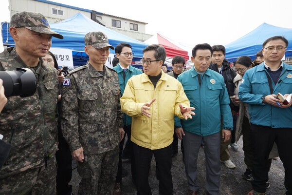 7일 오후 김동연 경기도지사가 포천시 이동면 노곡리 낭유대교 인근의 폭탄 오발사고 현장점검을 하고 있다. [사진=경기도]