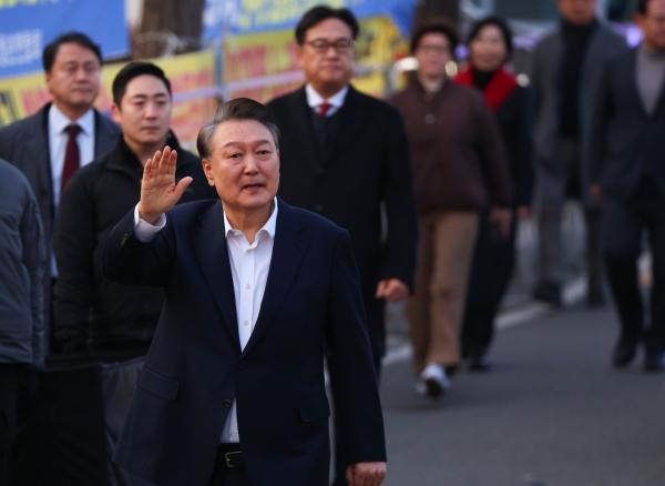 김치찌개로 저녁식사한 尹, 반려견들과 휴식…"대통령실 흔들림 없이 국정 중심 잡아달라"(종합)