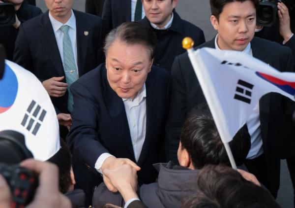 日언론 1면에 게재된 尹석방…"탄핵 관련 대립 심화할 듯"