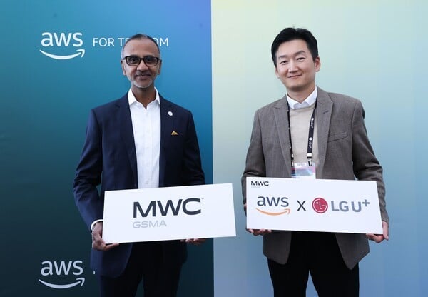 MWC25에서 진행된 업무협약식에 참석한 LG유플러스 권용현 기업부문장(오른쪽)과 AWS 젠스 나가라잔 아시아태평양 및 일본 통신 사업 총괄의 모습.