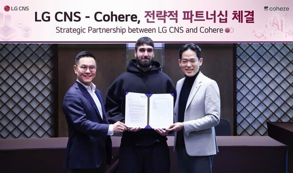 민세훈 LG CNS 엔트루 컨설팅장 전무(왼쪽), 에이단 고메즈 코히어 CEO(가운데), 진요한 LG CNS AI센터장 상무(오른쪽)가 양사 전략적 파트너십 체결식에서 기념촬영을 하고 있는 모습. [출처=LG CNS]