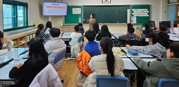 10일 유덕초등학교에서 진행된 ‘학교로 찾아가는 세계시민교육’에서 한 강사가 6학년 학생들에게 세계시민의 개념을 설명하고 있다.  광주시교육청 제공