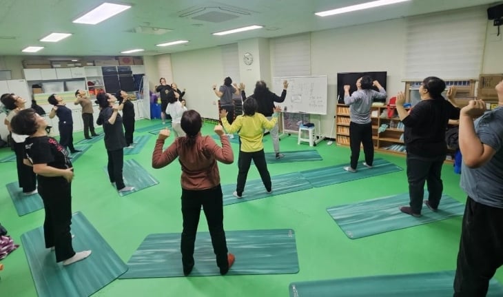 서울 광진구청 보건소가 운영 중인 ‘서킷 근력운동 프로그램’에 참여한 구민들. 광진구 제공