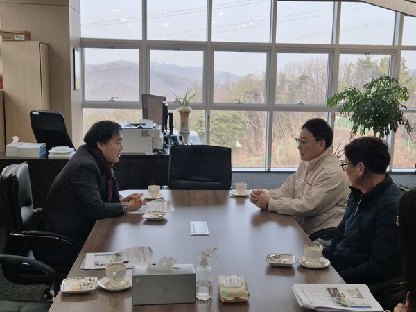 경기도의회 윤종영 의원은 지난 7일 서울우유 양주공장을 방문해 경기도 낙농산업 발전방안에 대해 논의했다. [사진=경기도의회]