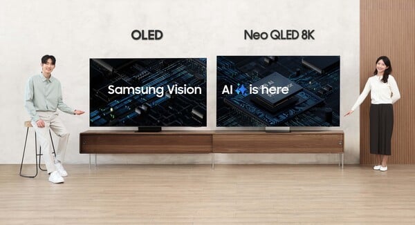 삼성전자 모델이 2025년형 AI TV 신제품 'Neo QLED 8K(85QNF990)'와 'OLED(83SF95)'를 체험하고 있다. 