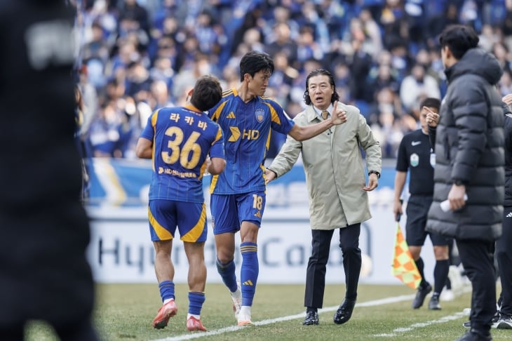 울산 HD 허율이 지난 9일 울산 문수축구경기장에서 열린 2025 K리그1 4라운드 제주 SK와의 홈 경기에서 교체로 물러나면서 김판곤 감독에게 격려받고 있다. K리그 제공