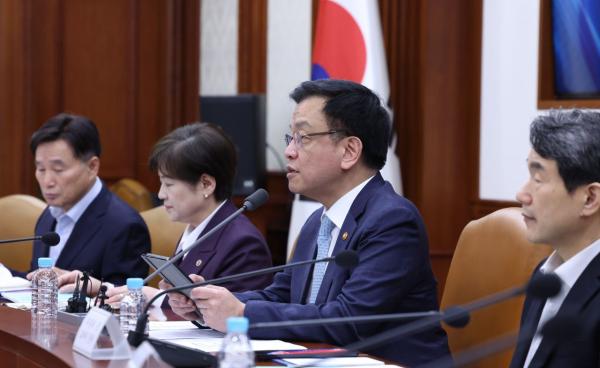 자녀 셋이면 출국 패스트트랙...양육지원금 비과세 한도 20만원으로