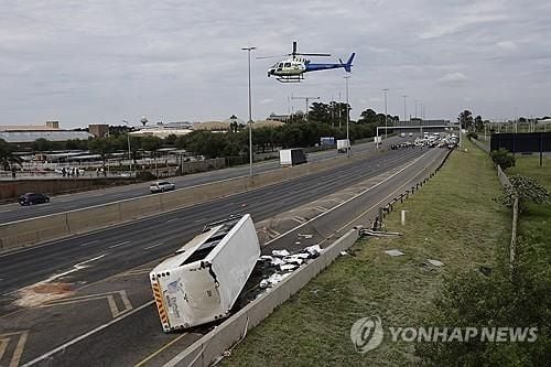 남아공 통근버스 전복사고…16명 사망·45명 부상