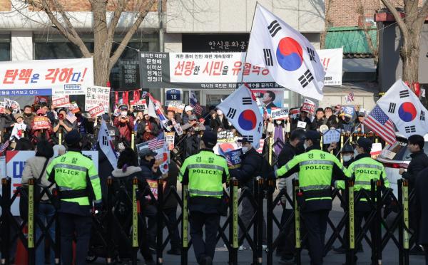 경찰, 이달 말까지 헌재 주변 드론 금지…“尹 탄핵선고일 대비”(종합)