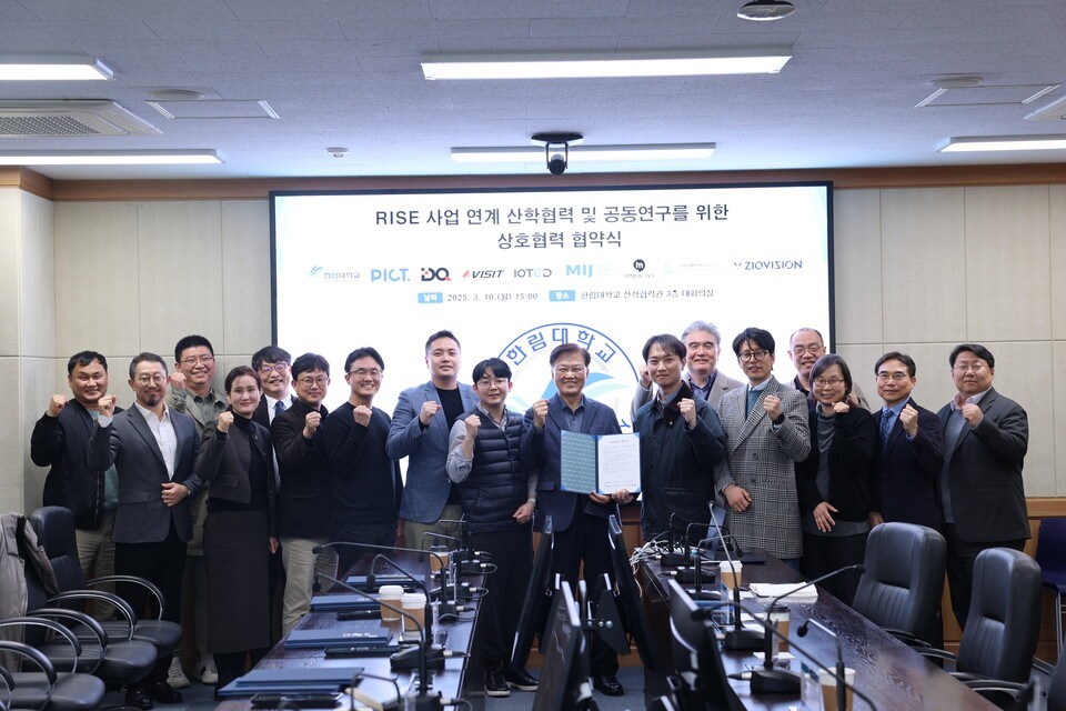 '한림대학교 산학협력단-ICT분야 8개 기업간 상호협력 협약식' 단체 기념촬영. [사진=한림대]