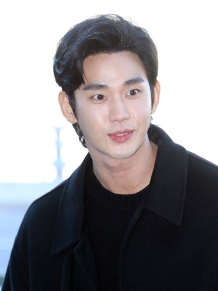 ‘故김새론 폭로’ 김수현, 13년 만 얼굴인데...신한금융 “상황 지켜보고 검토 예정“ [공식]