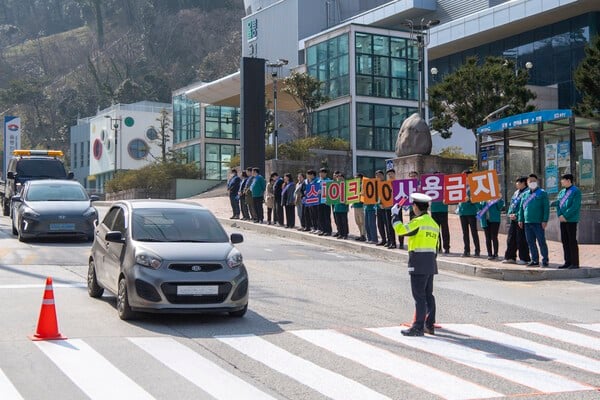 봄철 스파이크타이어 사용금지 홍보 캠페인 모습(사진제공=울릉군청)