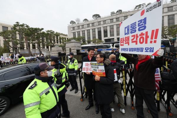 尹 탄핵 심판 선고일 안전 우려…헌법재판소 인근 11개교 문 닫는다