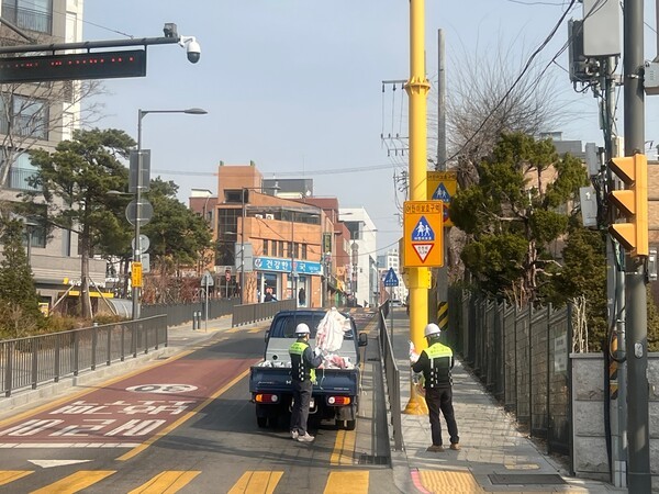 어린이 보호구역 내 불법광고물 정비 모습(사진제공=용산구청)