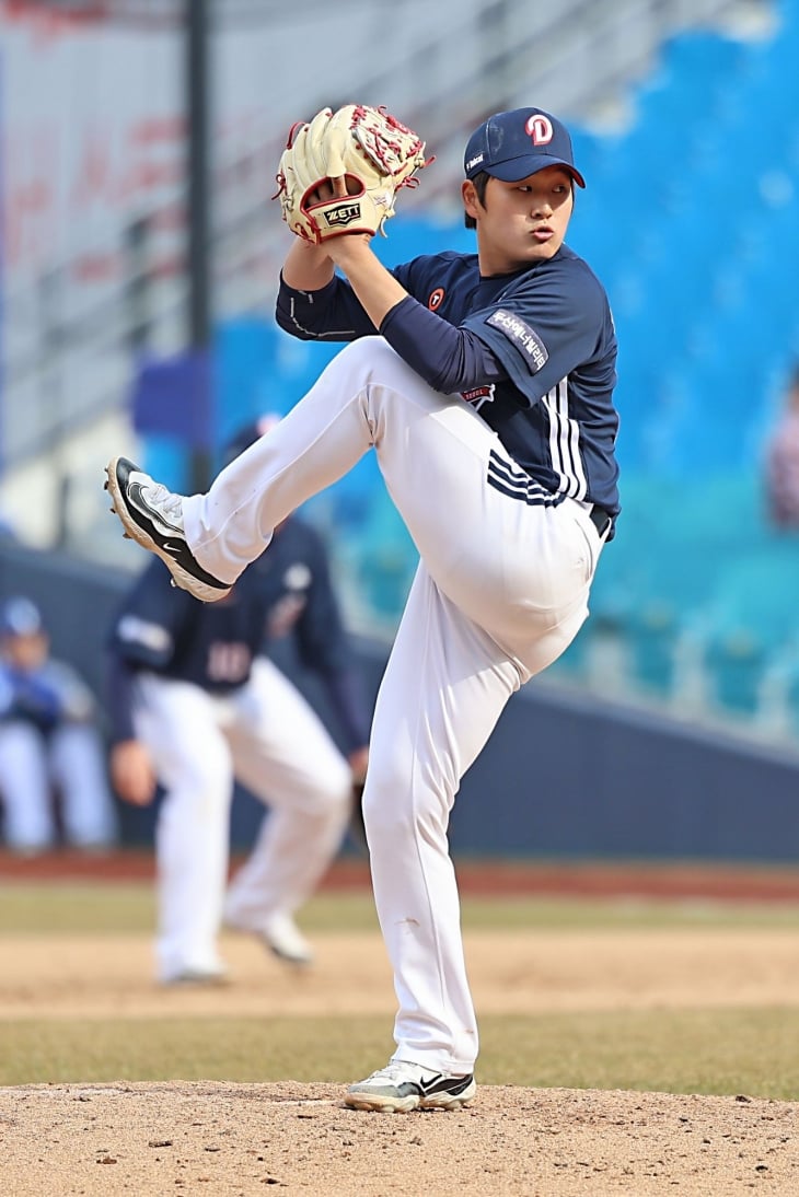 두산 베어스 김택연이 10일 대구 삼성라이온즈파크에서 열린 2025 KBO리그 삼성 라이온즈와의 시범 경기에서 공을 던지고 있다. 두산 베어스 제공