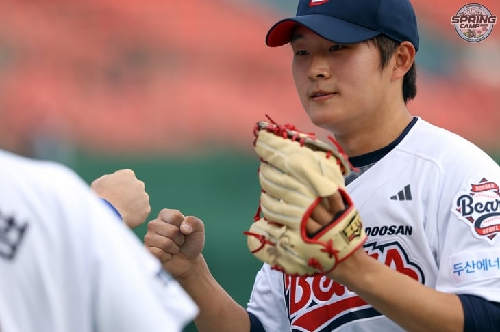 두산 베어스 김택연이 지난 2일 일본 미야자키 선마린 스타디움에서 열린 2025 구춘대회 롯데 자이언츠와의 경기에 등판해 있다. 두산 베어스 제공