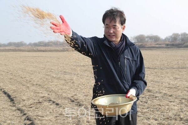 철새 먹이주는 이동환 시장/투어코리아뉴스 하인규 기자