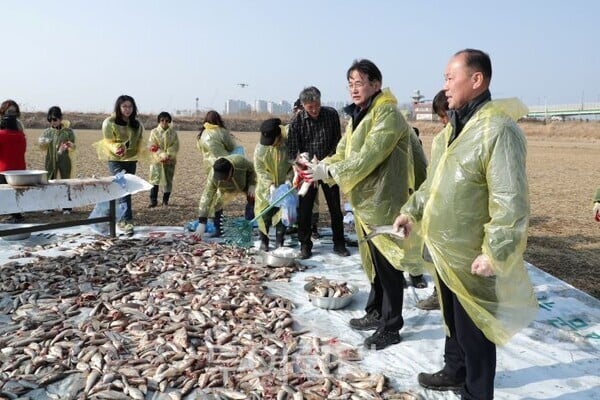 철새 먹이 주기 행사/투어코리아뉴스 하인규 기자