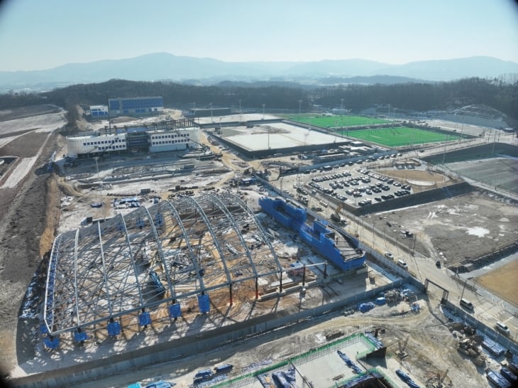 충남 천안에 들어서는 대한민국 축구종합센터가 올 가을 완공을 목표로 막바지 공사가 한창이다. 12일 골조 공사를 끝낸 실내축구장(왼쪽 아래)과 그 뒤로 스타디움, 국가대표팀 숙소가 보인다. 대한축구협회 제공