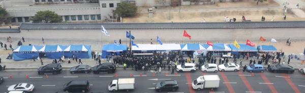 조국혁신당, '尹 파면 촉구' 삼보일배…검찰 앞 시위도