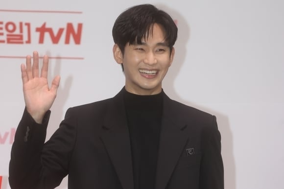 김수현, 다음주 입장 발표…뚜레쥬르 “광고 계약 종료” 손절 이어지나