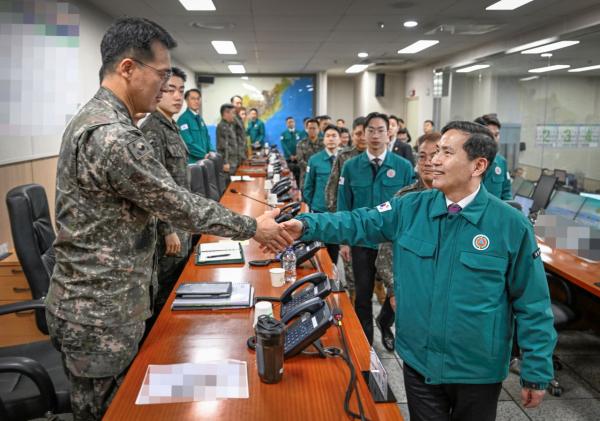 FS찾은 김선호 국방장관 대행 "국민 신뢰받는 軍으로"