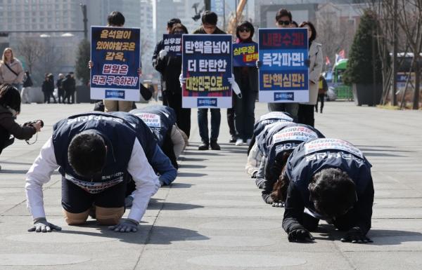 "윤석열 파면"…조국혁신당, 광화문서 헌재까지 '삼보일배'