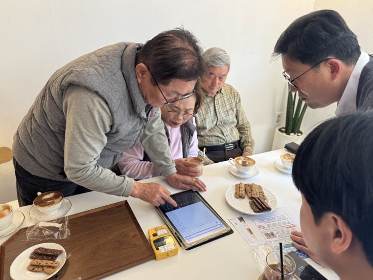 알기 위운 방사선 계산기를 체험하는 주민들. 한국수력원자력㈜ 월성원자력본부 제공