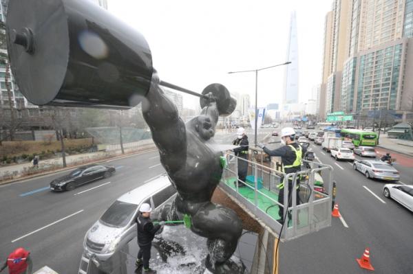 ‘구석구석 깨끗하게’...올림픽 조형물 목욕하는 날 [포토多이슈]