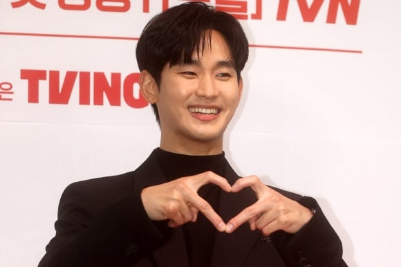 김수현, 촬영장에 나타났다…논란 속 “하차하라” 여론 폭발