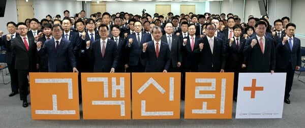 박상호 IFC 대표(왼쪽부터), 이경근 한화생명금융서비스 대표, 여승주 한화생명 대표, 구도교 피플라이프 대표, 고병구 한화라이프랩 대표 등이 기념촬영을 하고 있다. [사진=한화생명]