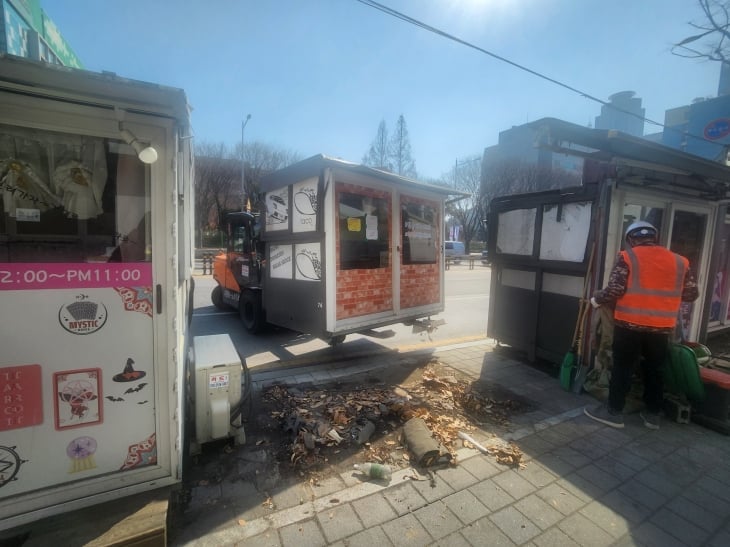 서울 광진구 관계자들이 노점을 정리하고 있다. 광진구 제공