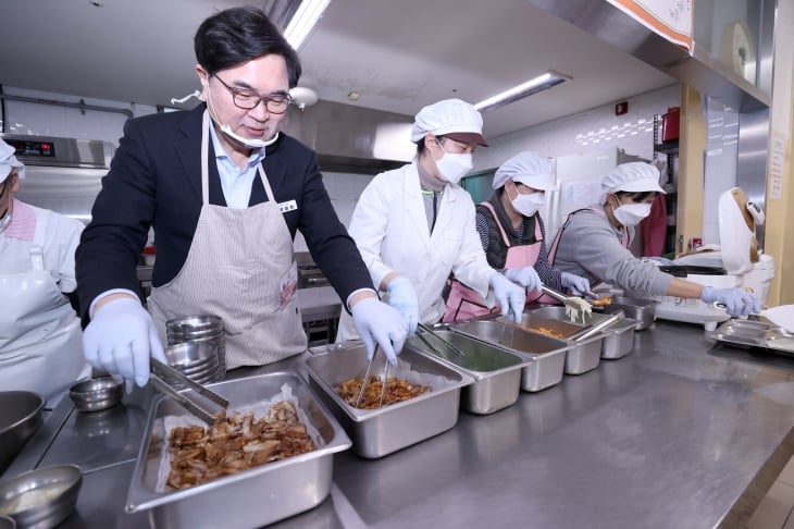 박일하(왼쪽 첫 번쨰) 서울 동작구청장이 동작구 보호아동시설에서 석식 봉사활동을 하고 있다. 동작구 제공