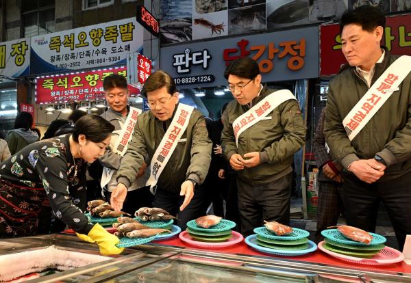 빈대인 BNK금융 회장, 창립 14주년 맞아 기념행사 대신 시장 방문