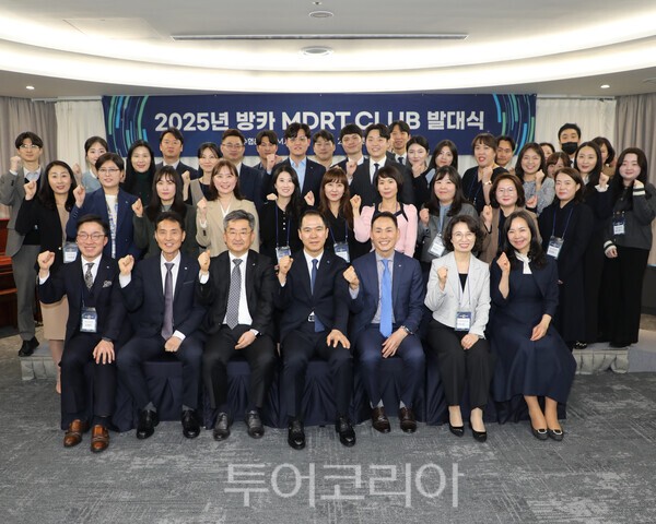 신학기 은행장(앞줄 가운데)을 비롯한 행사 참석자들이 기념촬영을 하는 모습. /사진-Sh수협은행