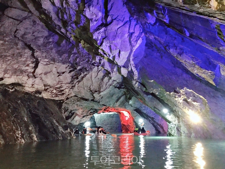 활옥동굴 내부 동굴보트장