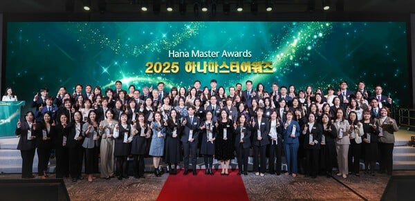 ‘2025 하나 마스터 어워즈’ 수상자들이 기념촬영을 하고 있다. [사진=하나손해보험]