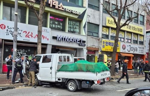 광주서 SUV, 행인 친 뒤 상가 돌진…운전자 '차량 이상' 주장