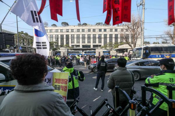 하루 5건이었는데 '300건' 폭증…尹 탄핵 선고 임박에 헌재 '팩스 폭탄'