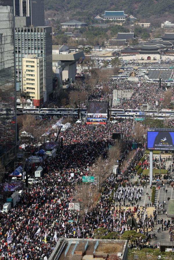 서울 곳곳서 尹 탄핵 찬반 막바지 세결집…"당장 파면" VS "즉각 복귀"