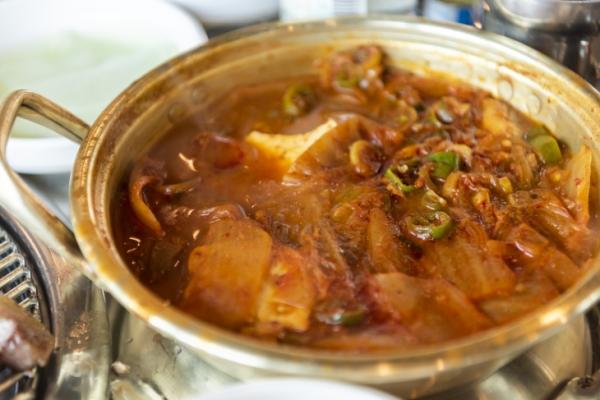 “국내산으로 끓인 김치찌개” 믿었는데…중국산으로 수억원 챙긴 업주