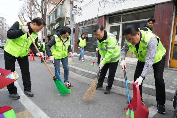 봄 기운 완연 ...서울 자치구들 봄 맞이 대청소 한창