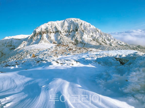 폭설로 통제됐던 제주 한라산 백록담 17일 재개방