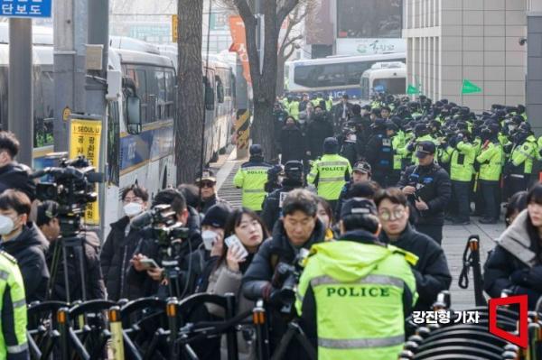 한달 초과근무만 113시간…尹 탄핵선고 지연에 경찰들 '완전 녹초'