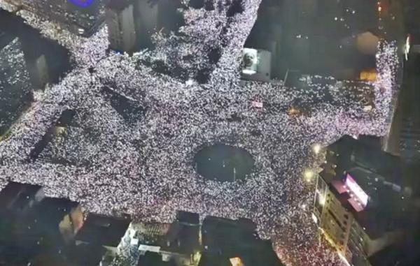 “대통령 내려와” 불빛시위에 ‘음파대포’ 발사 의혹…고막 찢기는 고통에 세르비아 아수라장 (영상) [포착]