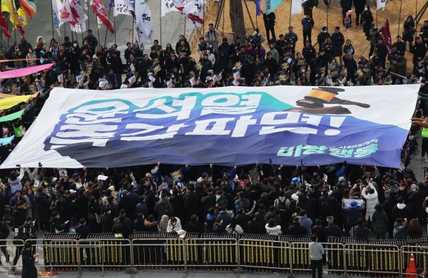 서울시 "광화문광장 불법 점거 변상금 부과"…비상행동 "차별·편파행정"